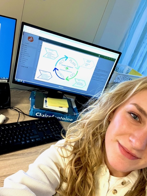 Trainee Luna aan het werk op haar werkplek bij Ziekenhuis Amstelland.