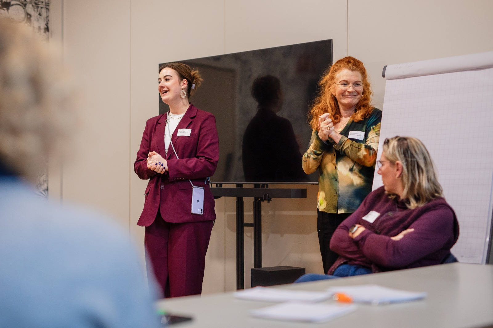 Foto Julie & Dorine Trainee en Executive partner presenteren hun gezamenlijke project bij Samen Sterker Eemland.