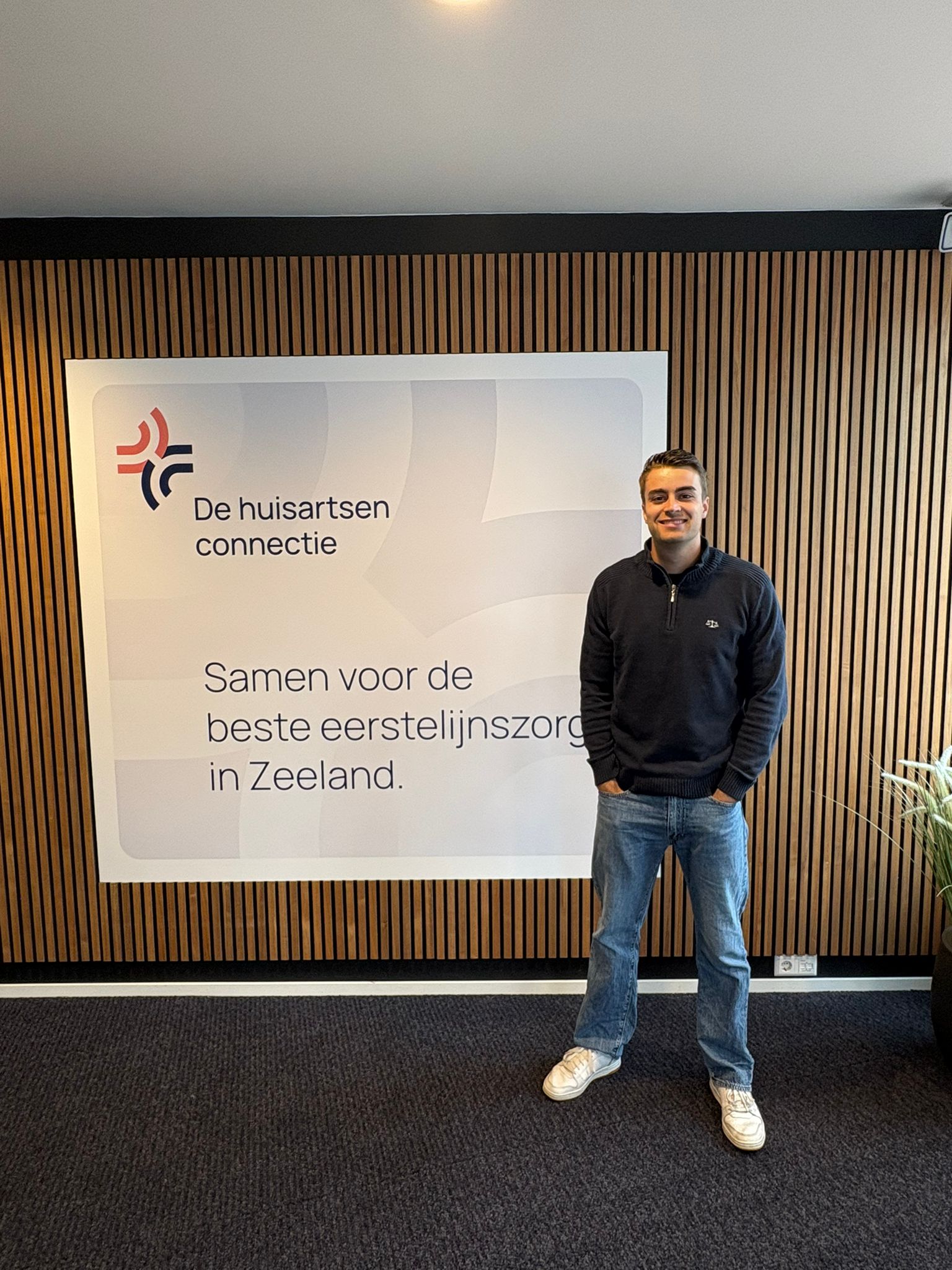 Foto Stan Stan, Trainee, deelt zijn ervaring over regionale samenwerking bij huisartsenpraktijken en verbetering van telefonische bereikbaarheid