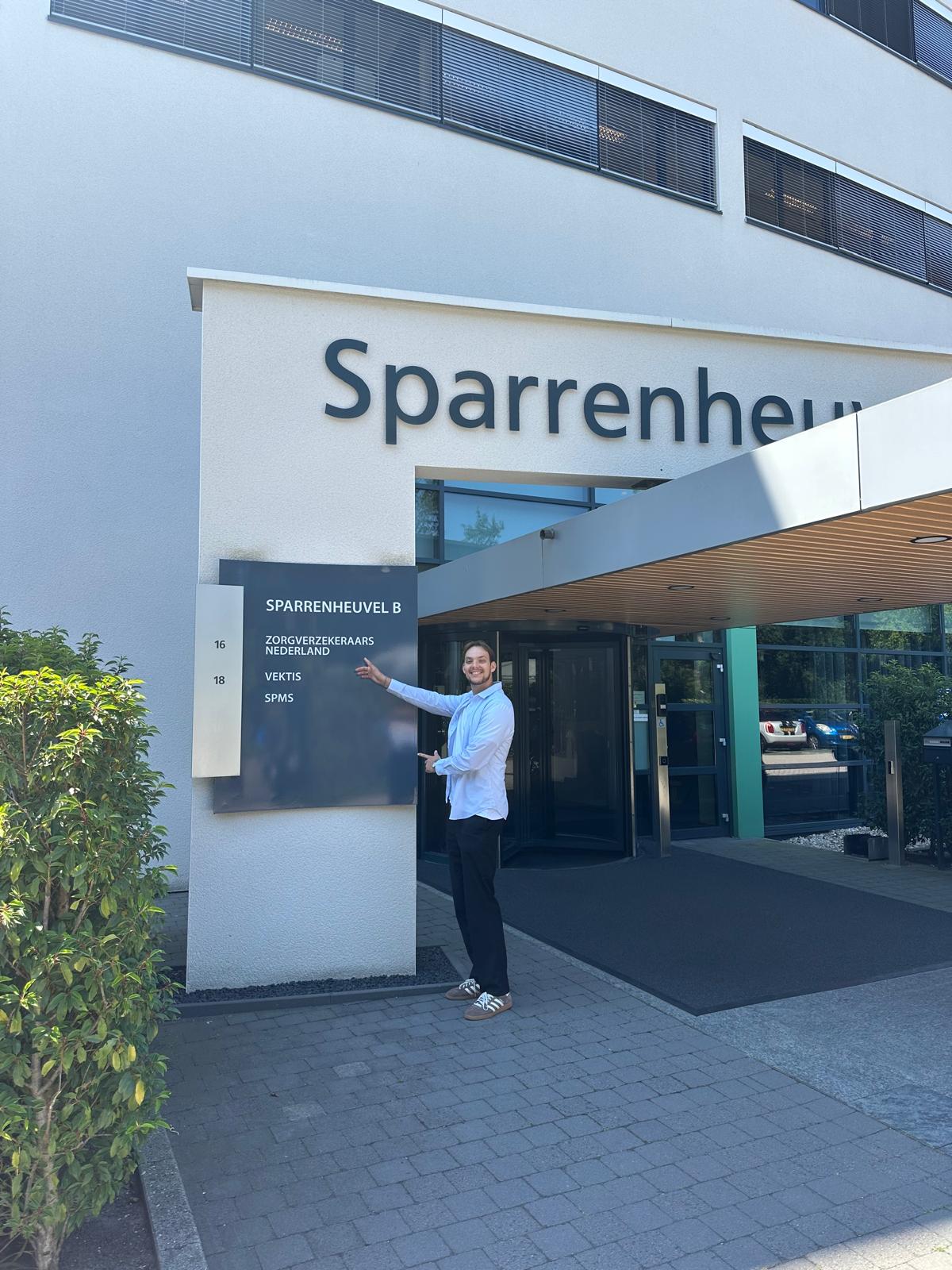 Trainee Daan van der Duijn bij het Sparrenheuvel gebouw van Zorgverzekeraars Nederland werkt aan de betalingsachterstand op de zorgpremie.